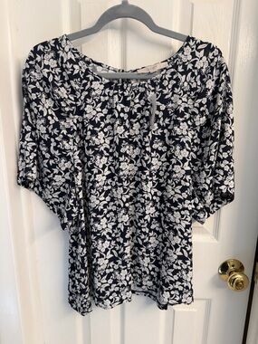 LOFT Navy and White Floral Short Sleeve Top
